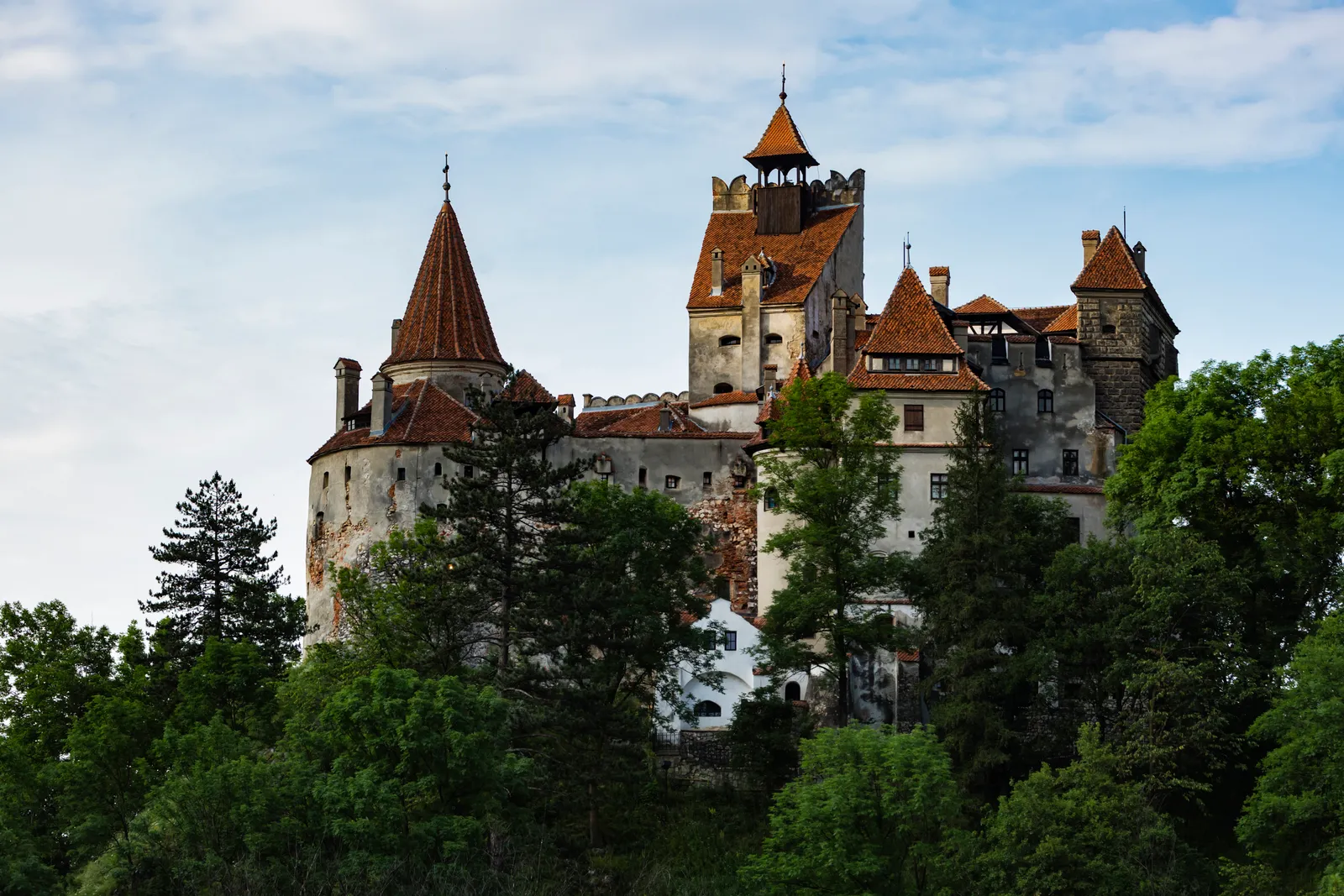 Lâu đài Bran, Romania Không có gì đậm chất Halloween hơn thế này: Lâu đài của Dracula. Lâu đài Bran được liên kết lỏng lẻo với nhân vật lịch sử đã truyền cảm hứng cho tác giả Bram Stoker—Vlad III Dracula, còn được gọi là Vlad the Impaler—và vâng, bạn đã suy luận chính xác rằng thay vì hút máu, hắn đã đâm nạn nhân của mình. Một số người tin rằng Lâu đài Bran là một trong những địa điểm mà Vlad III cai trị nỗi kinh hoàng ở Transylvania . (Tuy nhiên, hầu hết các nhà sử học sẽ cầu xin bằng chứng.) Hiện là một bảo tàng, những cảnh tượng đáng sợ khác trong các bức tường của nó bao gồm một chiếc quan tài bằng vàng chứa trái tim của Nữ hoàng Marie của Romania.