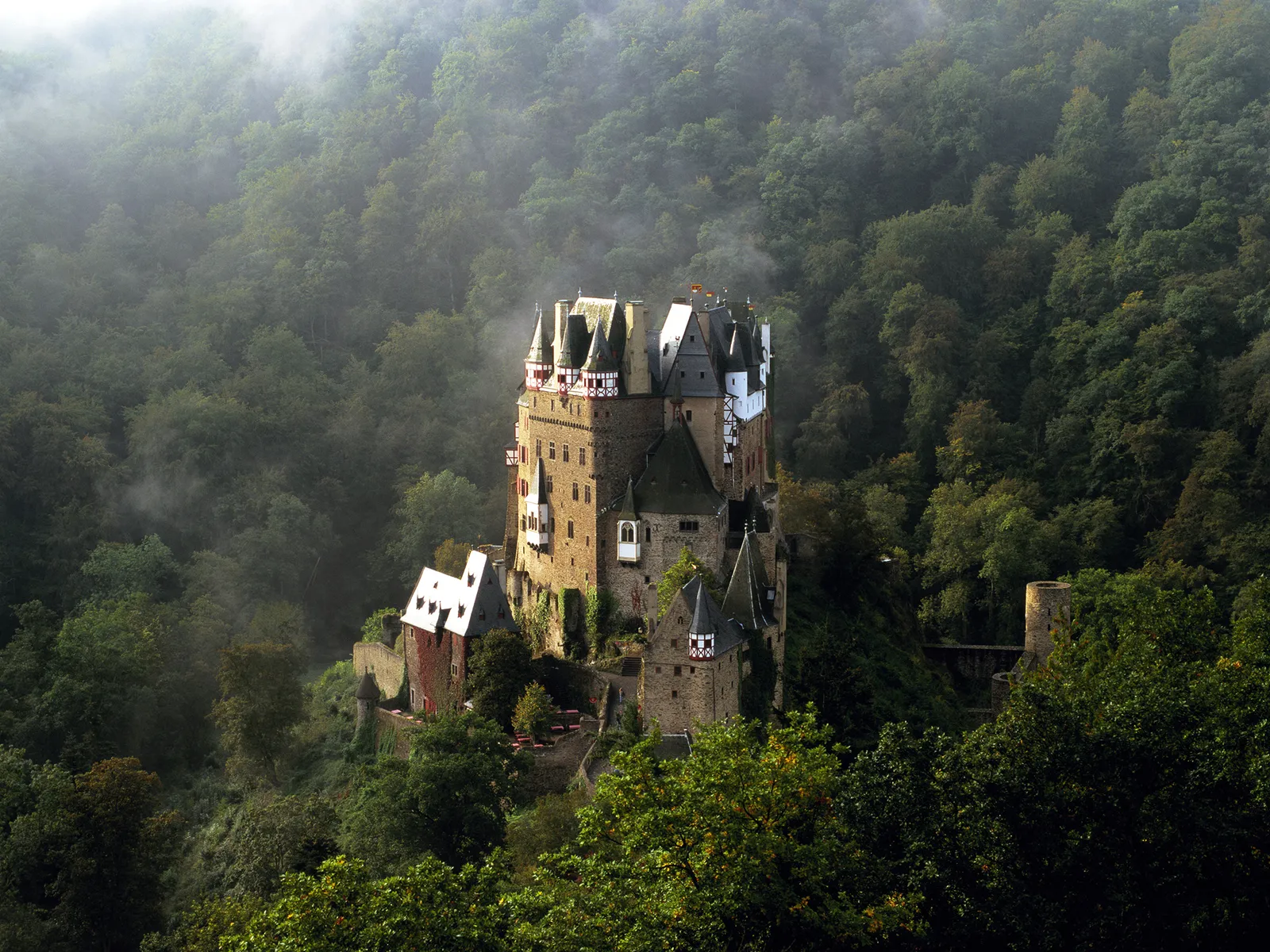 Burg Eltz, Đức Burg Eltz có từ năm 1157 và danh sách những huyền thoại xung quanh lâu đài cũng dài gần như vậy. Trong số ít căn phòng trong lâu đài mở cửa cho khách du lịch và được cho là một trong những căn phòng bị ám ảnh nhất, đó là phòng ngủ của Nữ bá tước Agnes. Giường, tấm che ngực và rìu chiến của cô vẫn còn trong phòng, và truyền thuyết kể rằng cô đã chết để bảo vệ lâu đài khỏi một kẻ cầu hôn không mong muốn. Không có gì ngạc nhiên khi cô ấy vẫn ám ảnh lâu đài Đức, nằm giữa thị trấn Koblenz và Trier cho đến ngày nay.