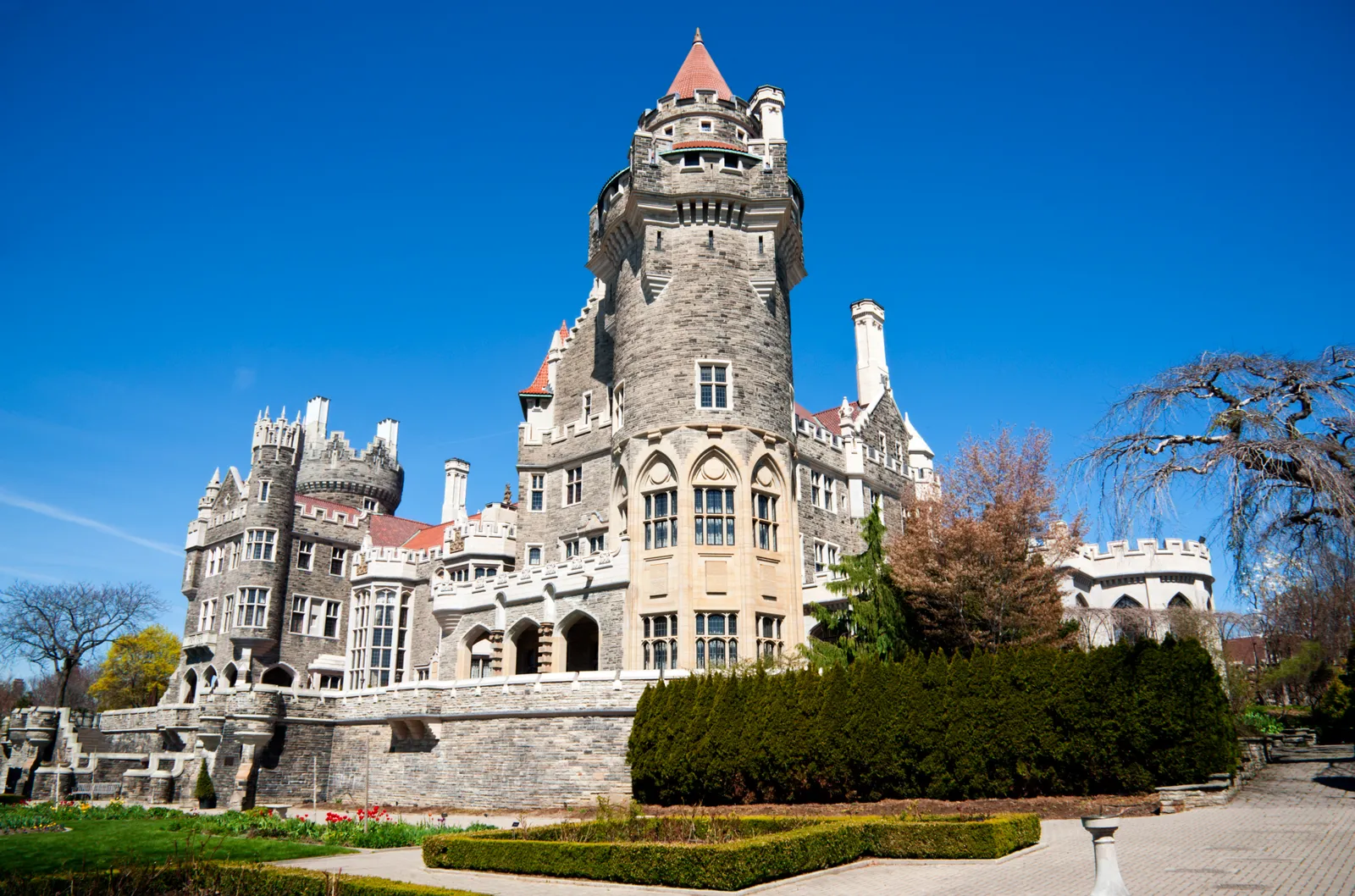 Casa Loma, Canada Có một lâu đài theo phong cách Gothic Revival ở trung tâm thành phố Toronto mà dù bạn có nhận ra hay không thì bạn gần như chắc chắn đã từng nhìn thấy. Trên màn hình, đó là. Casa Loma đã xuất hiện trong Scott Pilgrim vs. the World , X-Men , live-action Beauty and the Beast của Disney , và vai Hogwarts trong Harry Potter và Bảo bối Tử thần. Điều này một phần là do chất lượng kiến ​​trúc khác biệt của dinh thự nhưng cũng là do truyền thuyết về nó. Đã có nhiều báo cáo về việc nhìn thấy ma trong nhiều thập kỷ, bao gồm cả linh hồn của Ngài Henry Pallat, cư dân ban đầu của nó, và vợ ông là Lady Mary, người đã xây dựng lâu đài cho họ. Thậm chí thường xuyên hơn là sự xuất hiện của một người giúp việc từ đầu những năm 1900 khi 60.000 người ở Toronto chết vì cúm.