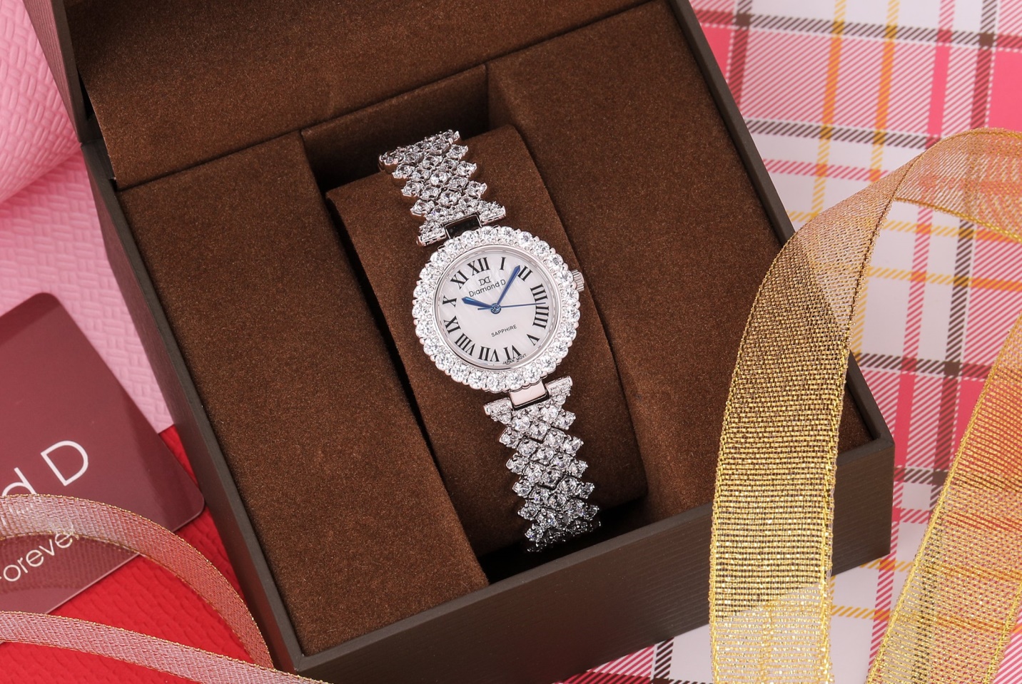 Đồng hồ DM6305B5 được gắn “full” kim cương nhân tạo, tạo nên một sản phẩm vô cùng tinh xảo và đẳng cấp. Với hàng loạt viên kim cương nhân tạo được gắn trên mặt đồng hồ cũng như xung quanh khung viền, tôn lên vẻ đẹp lộng lẫy và quyền quý
