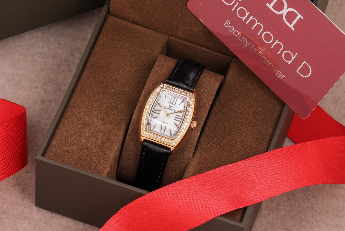 Đồng hồ Diamond D DM3635L5IG-B được kết hợp giữa vẻ đẹp cổ điển của dây da và sự sang trọng của kim cương nhân tạo, tạo nên sự quyền lực và nữ tính, phù hợp cho những cô nàng muốn thể hiện phong cách riêng của mình