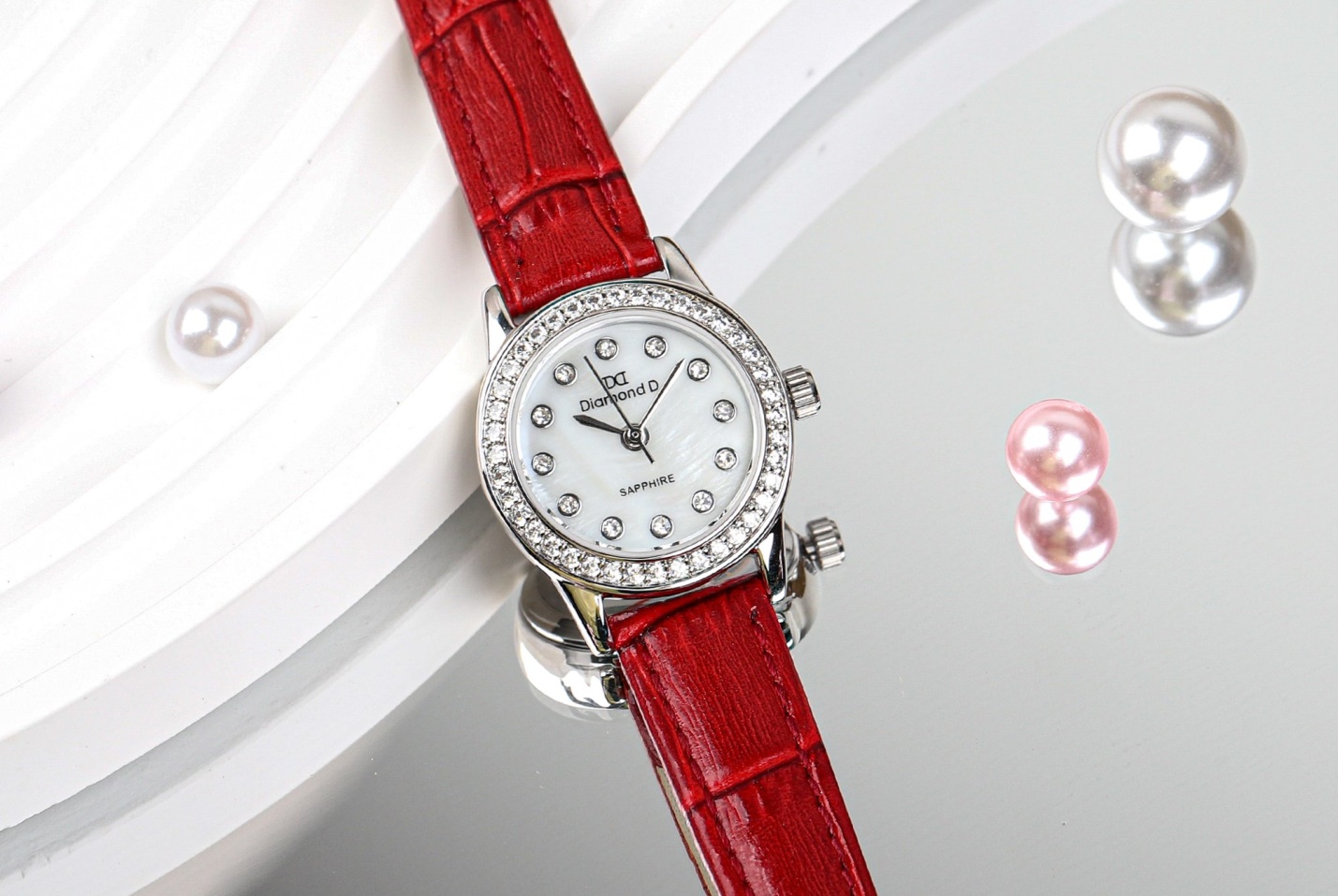 Đồng hồ DM65105W-R với thiết kế dây da trẻ trung và mặt đồng hồ có gắn kim cương nhân tạo. Điều đặc biệt là mặt đồng hồ còn được thiết kế khảm trai càng tăng thêm sự “đắt giá” cho sản phẩm. Sự kết hợp này tạo nên vẻ hài hòa hoàn hảo và thu hút mọi ánh nhìn