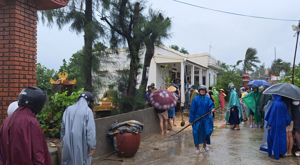 Chính quyền xã Phú Diên cũng đã cắm biển cảnh báo, khoanh vùng sạt lở, không cho người và phương tiện qua lại khu vực sạt lở; bố trí lực lượng chốt trực, theo dõi chặt chẽ diễn biến sạt lở để báo cáo có phương án xử lý công trình nhằm bảo vệ đất đai, tài sản của người dân và di dời các hộ ở vùng nguy hiểm đến nơi an toàn