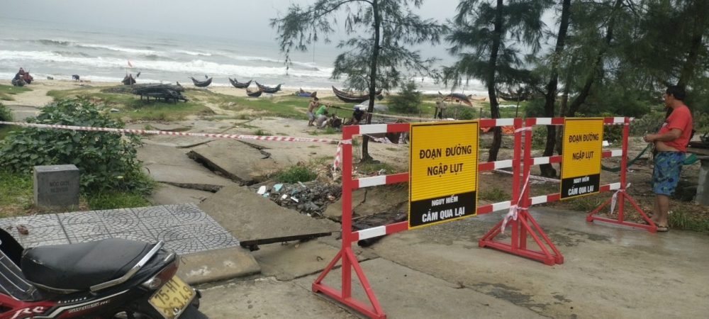 Mưa lớn xảy ra tại Thừa Thiên-Huế liên tiếp trong những ngày qua đã làm sạt lở, hư hỏng các tuyến giao thông, đê ngăn mặn; đặc biệt là tình trạng sạt lở bờ biển, đường dân sinh tại xã Phú Diên, huyện Phú Vang.