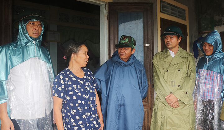 Ông Đoàn Kỳ Côi - Phó Bí thư Thường trực Huyện ủy Phong Điền kiểm tra vùng thấp trũng các xã Phong Bình, Phong Hòa, Phong Chương huyện Phong Điền