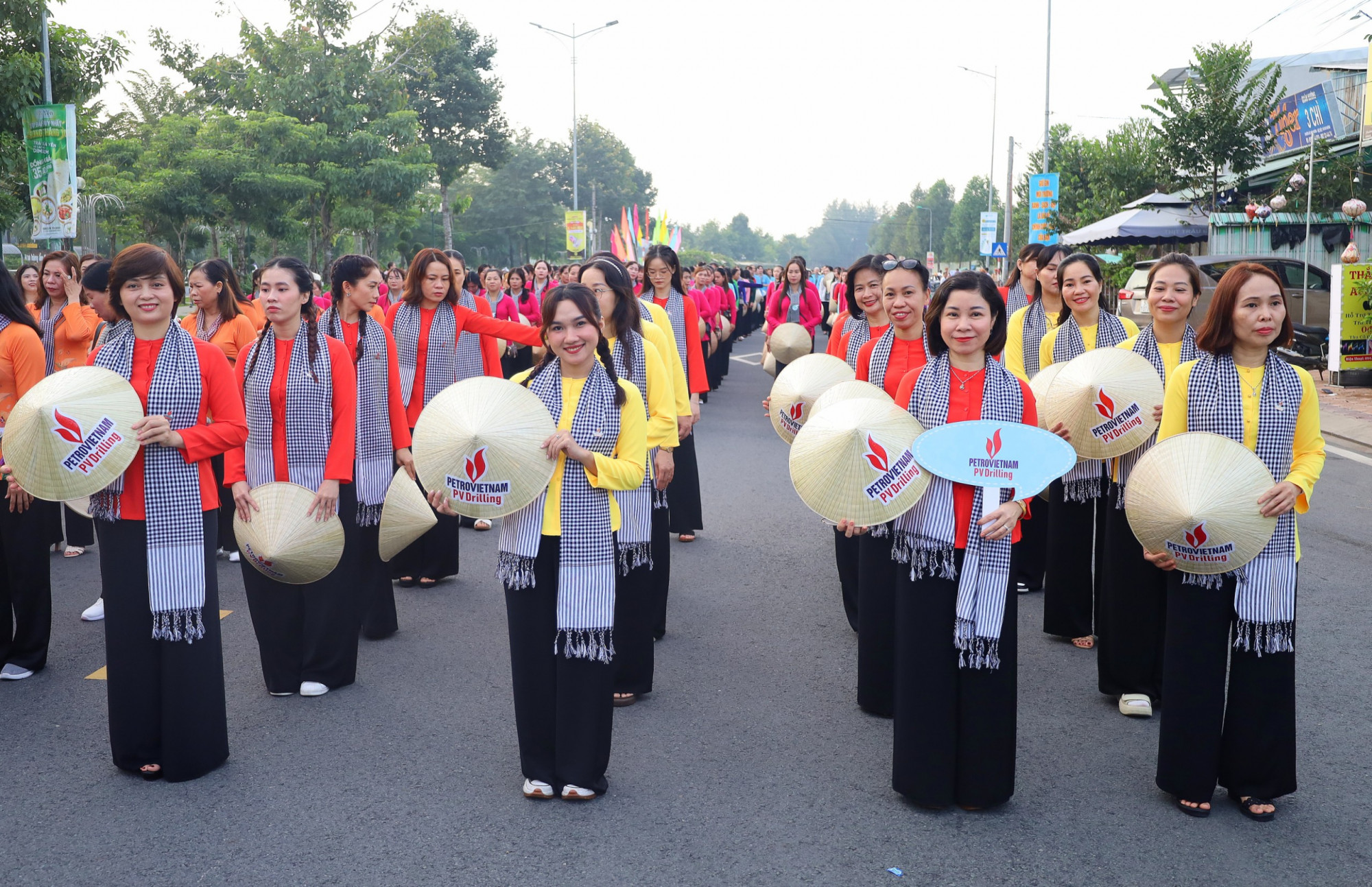 Đông đảo chị em phụ nự tham gia lễ hội