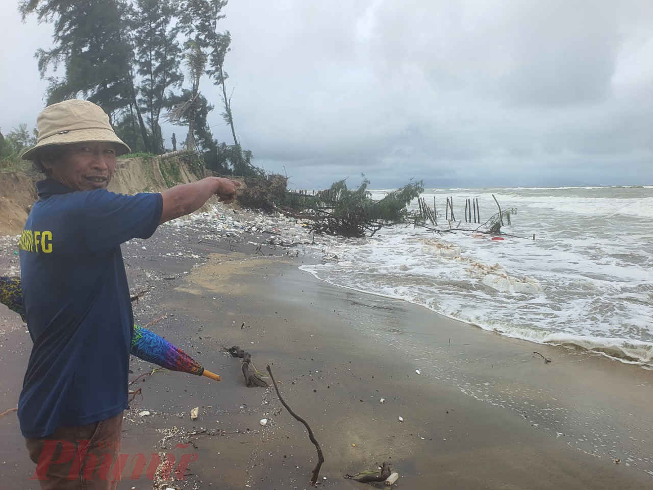 Theo người dân, sóng biển đã đánh sạt bờ ăn sâu vào khoảng 5-7m, kéo dài hàng trăm mét.