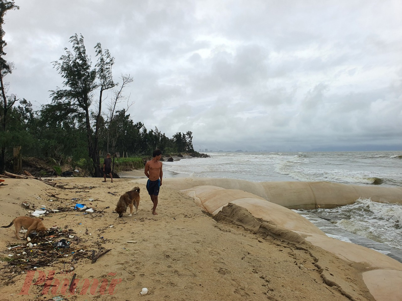 Từ mép nhà ông Biết kéo dài ra hướng bắc là khu vực đất của người dân, tuy nhiên không được kè chắn nên đã bị xâm thực.