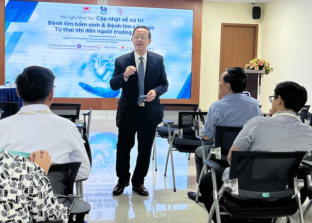 PGS.TS.BS Phạm Nguyễn Vinh trao đổi cùng các bác sĩ tại hội nghị