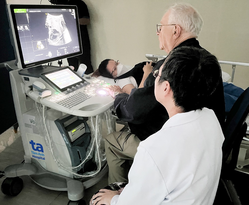 Giáo sư Norman Henry Silverman thực hiện và hướng dẫn kỹ thuật siêu âm tim thai cho các bác sĩ tại hội nghị - Ảnh: BVĐK Tâm Anh