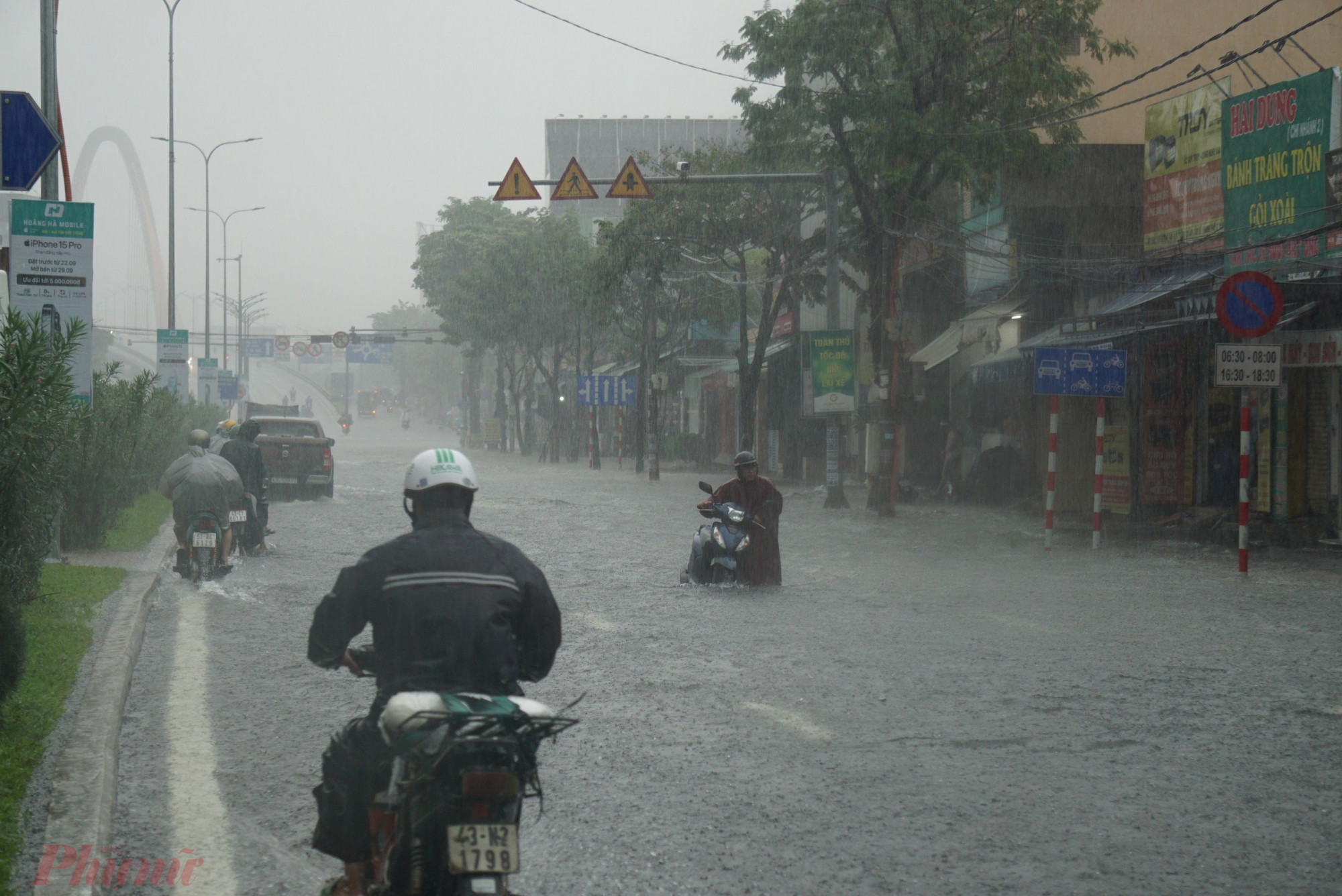 Đường Trường Chinh bị ngập nặng 