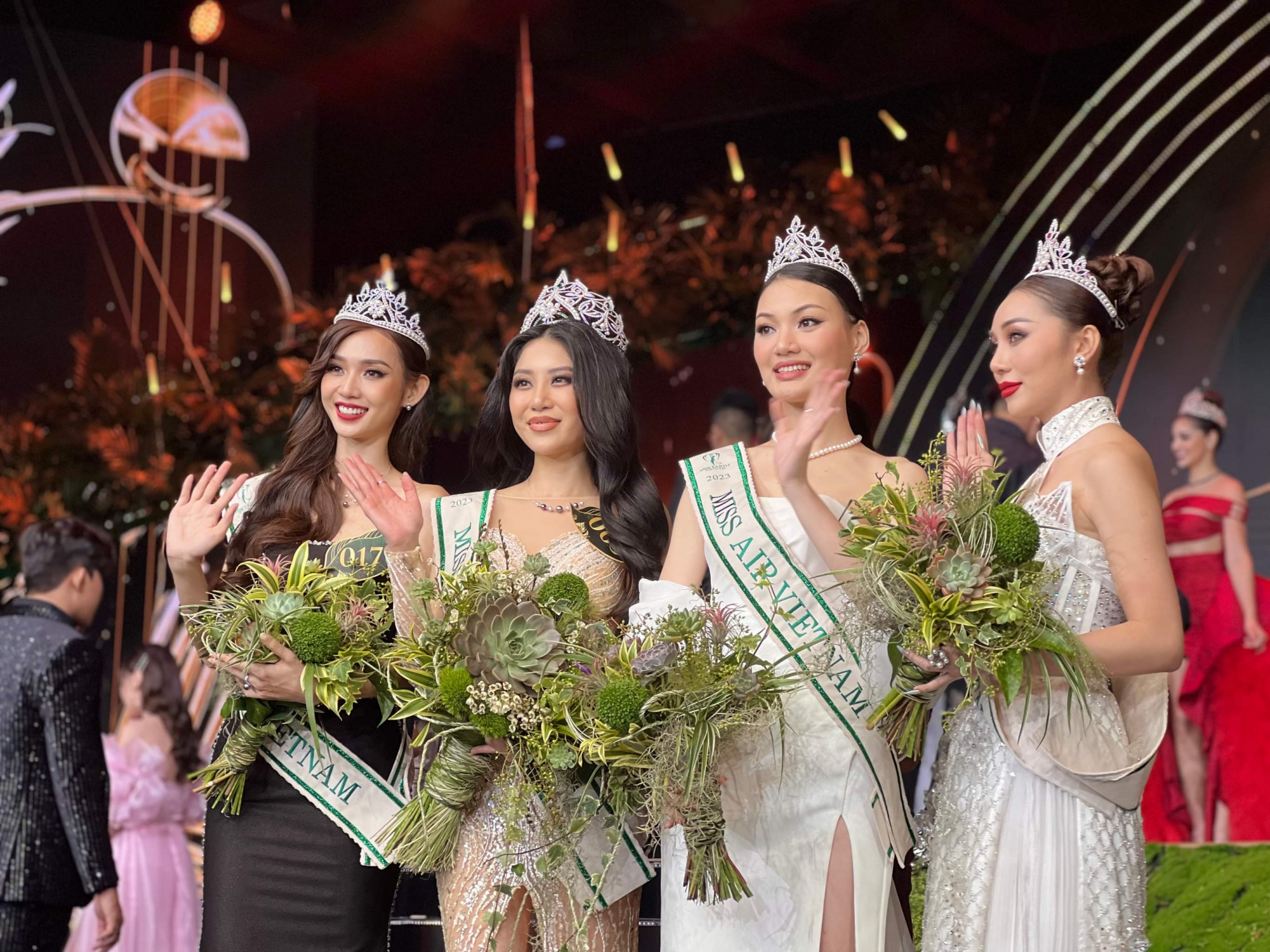 Miss Earth VietNam 2023 Đỗ Thị Lan Anh (thứ hai từ trái qua) và Hoàng Thị Yến Nhi (bìa trái), Nguyễn Thị Thu Trang, Hoàng Thị Kim Chi (bìa phải)