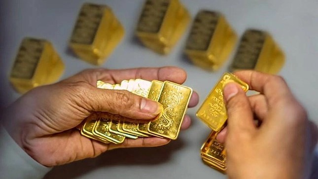 Giá vàng thế giới sẽ chạm mốc 2.000 USD/ounce, kéo theo giá vàng trong nước có thể tăng lên 75 triệu đồng/lượng như thời điểm tháng 5/2022. (Ảnh minh hoạ)