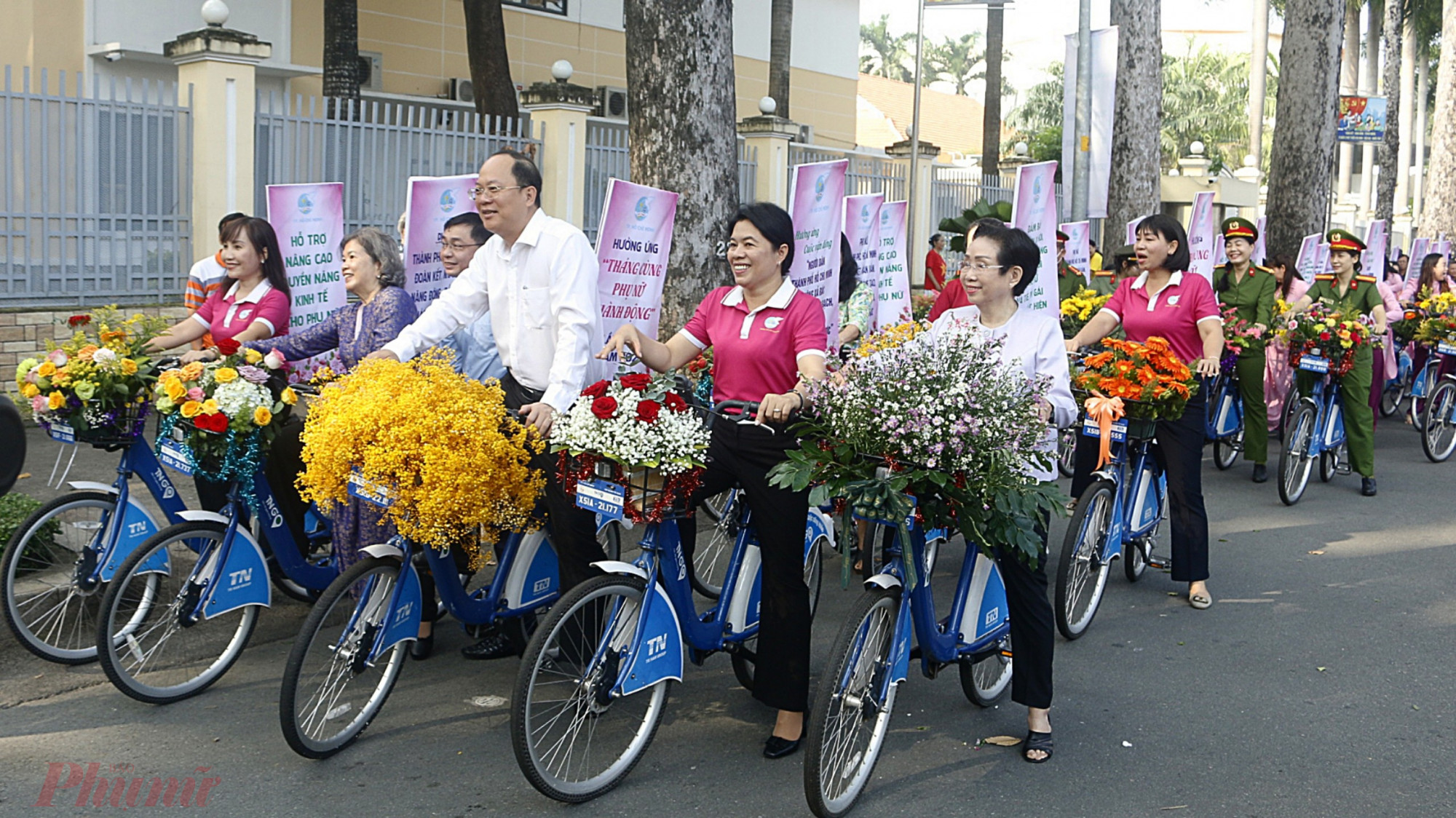  Ông Nguyễn Hồ Hải - Phó Bí thư Thành ủy, bà Nguyễn Trần Phượng Trân - Chủ tịch Hội LHPN TPHCM dẫn đầu đoàn diễu hành xe đạp hưởng ứng “Tháng cùng Phụ nữ hành động”. Lộ trình diễu hành sẽ bắt đầu từ Công viên Văn Lang – đường Nguyễn Tri Phương – đường Trần Phú – đường Ngô Quyền và về lại Công viên Văn Lang.