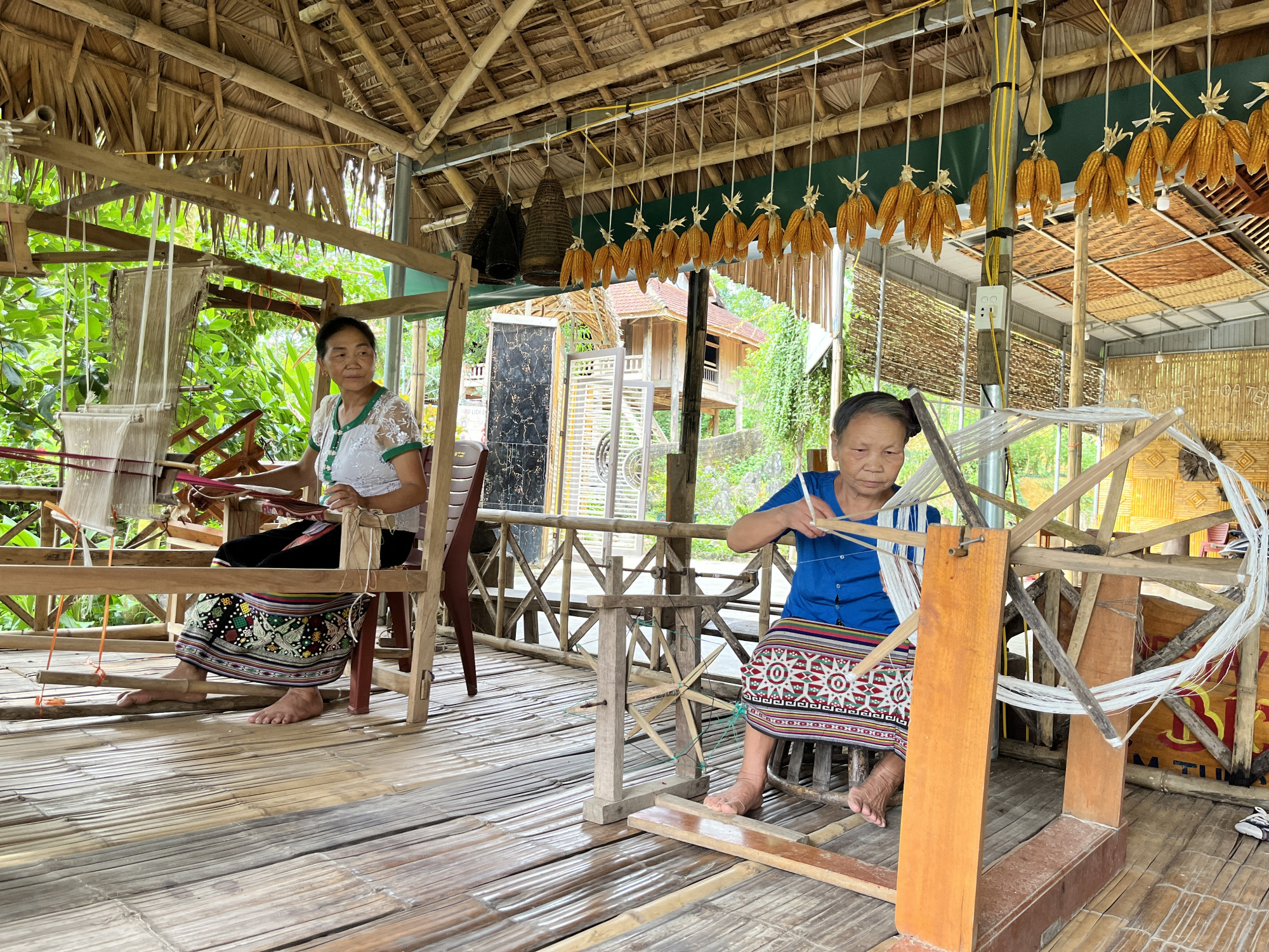 Phụ nữ Làng nghề thổ cẩm Hoa Tiến (huyện Quỳ Châu, tỉnh Nghệ An) cùng dệt vải thổ cẩm - Ảnh: Phan Ngọc