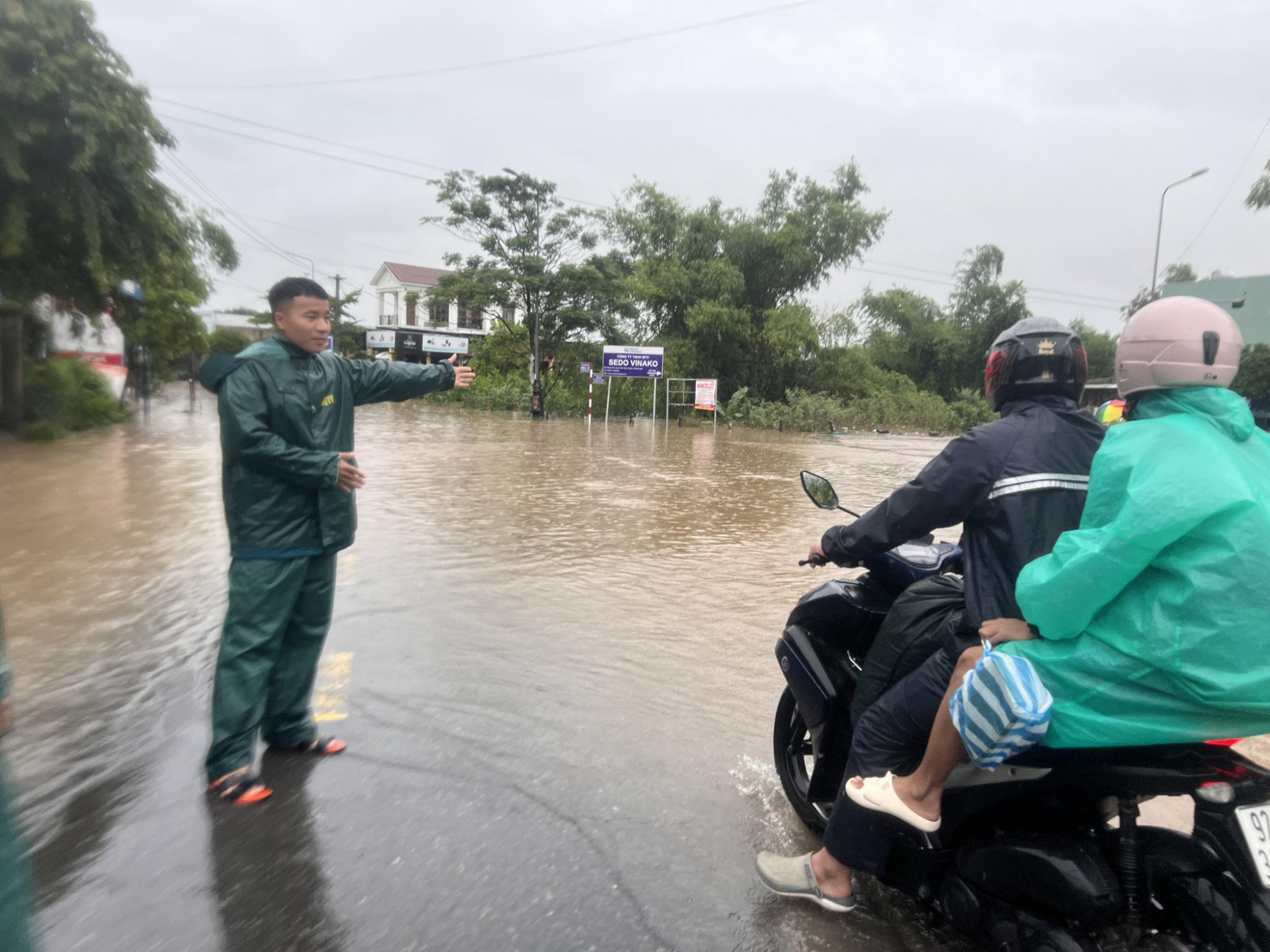 Các ngành chức năng của địa phương đã bố trí lực lượng túc trực để hướng dẫn cho người dân, đảm bảo an toàn khi di chuyển