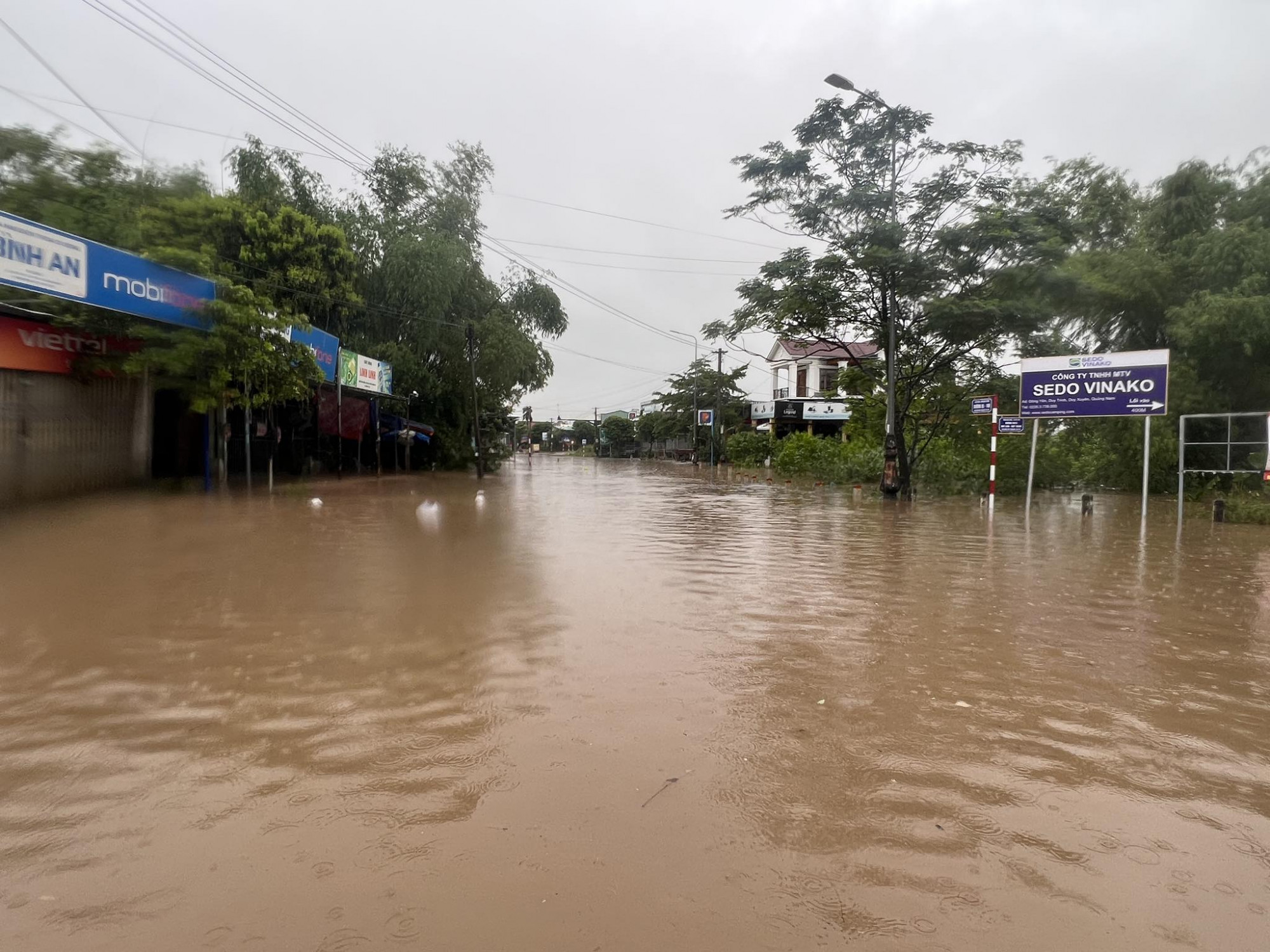 Mưa lớn kéo dài liên tục khiến nhiều tuyến đường trên địa bàn tỉnh Quảng Nam bị ngập sâu trong nước