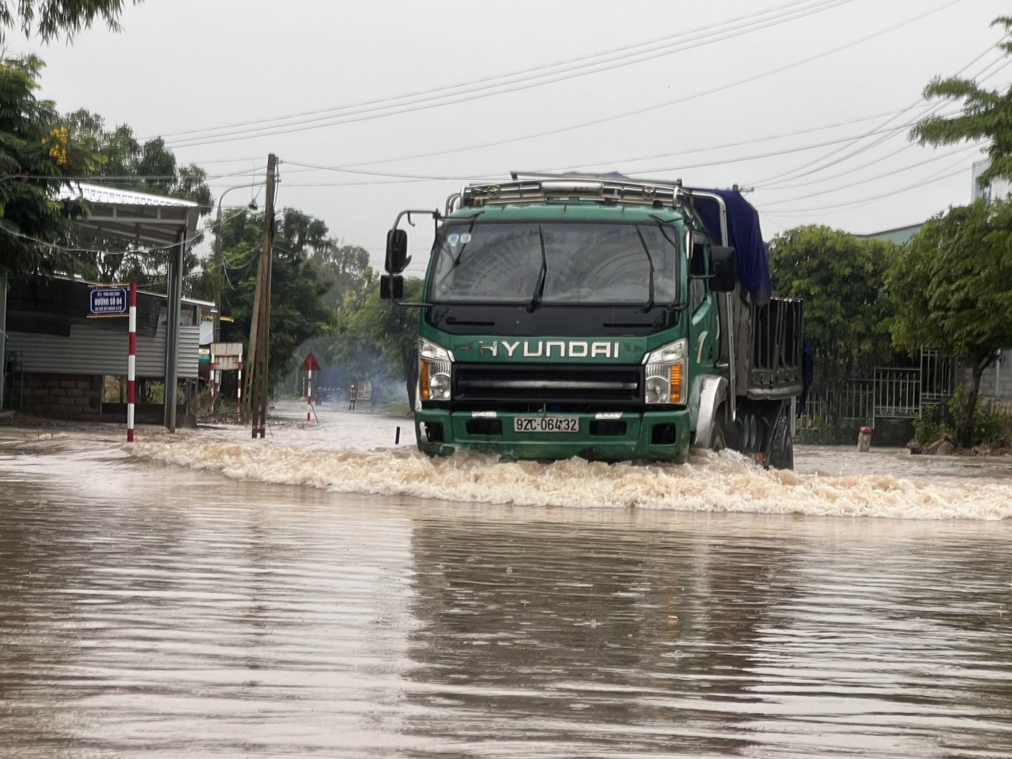 Theo dự báo, trong 2 ngày tới, trên địa bàn tỉnh Quảng Nam vẫn tiếp tục mưa lớn, cảnh báo ngập lụt và sạt lở