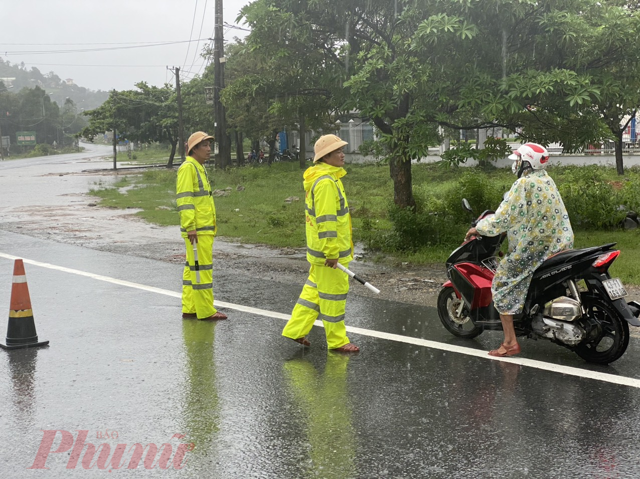 Cảnh sát nhắc người dân hạn chế đi đường đèo khi trời mưa lớn