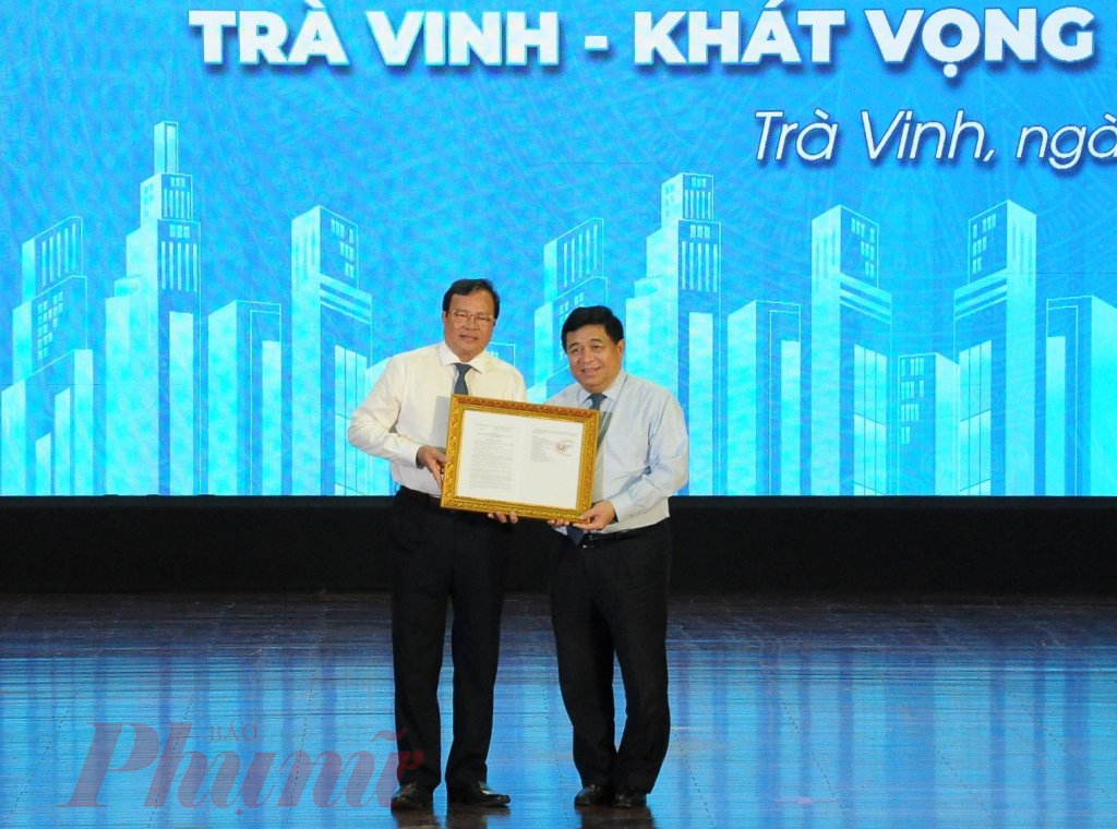 Bộ trưởng Bộ Kế hoạch và Đầu tư Nguyễn Chí Dũng trao Quy hoạch tỉnh Trà Vinh thời kỳ 2021-2030, tầm nhìn đến năm 2050 cho Chủ tịch UBND tỉnh Trà Vinh Lê Văn Hẳn