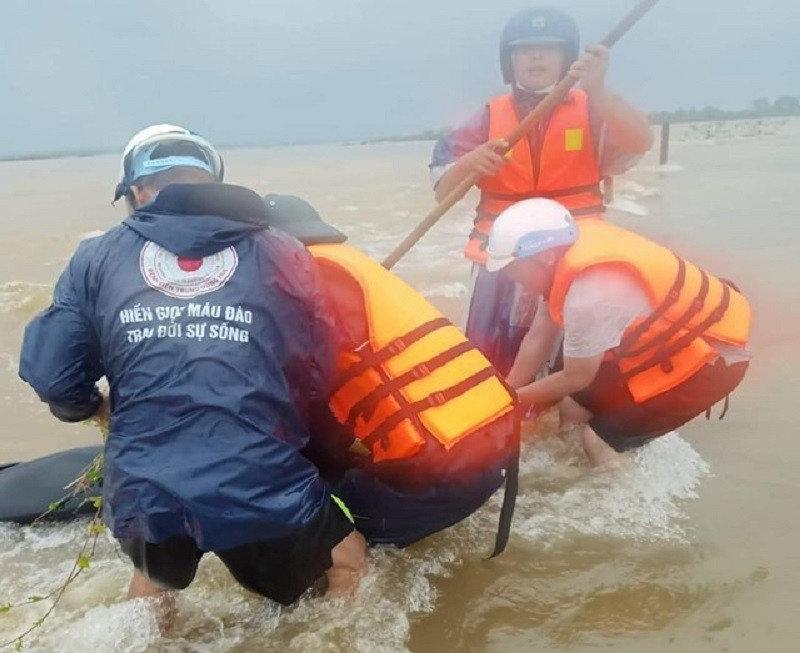 Cứu sống hai mẹ con ở xã Quảng Phước (huyện Quảng Điền, Thừa Thiên Huế) khi đi qua vùng ngập nước nguy hiểm