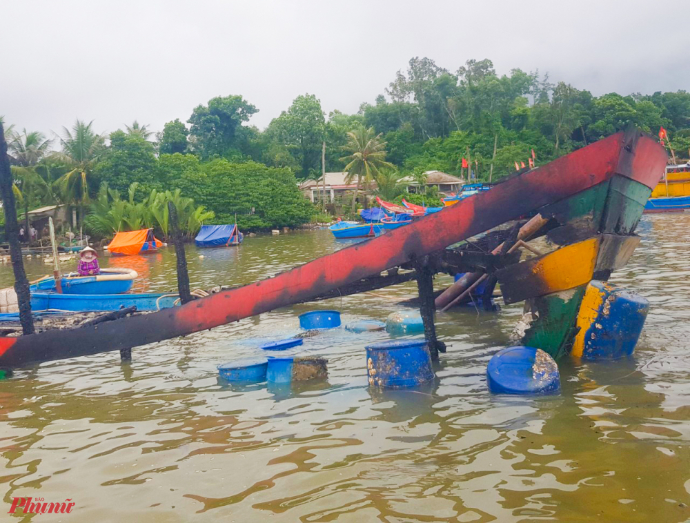 Đầu tau sau trục vớt chỉ còn vài mảnh ván