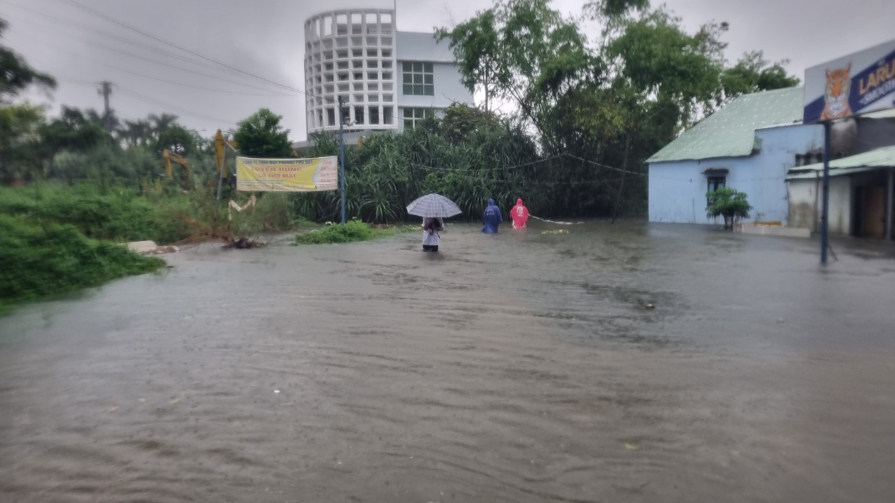 Nước bủa vây tứ phía khiến người dân phải tìm đường di chuyển thoát thân