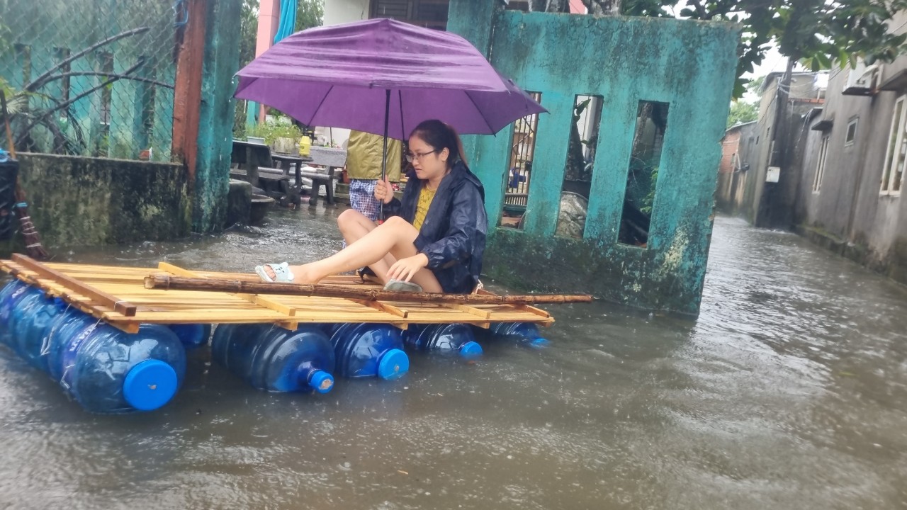 Những vùng trũng, thấp, người dân dừng ghe, thuyền tự chế để di chuyển ra khỏi vùng nguy hiểm