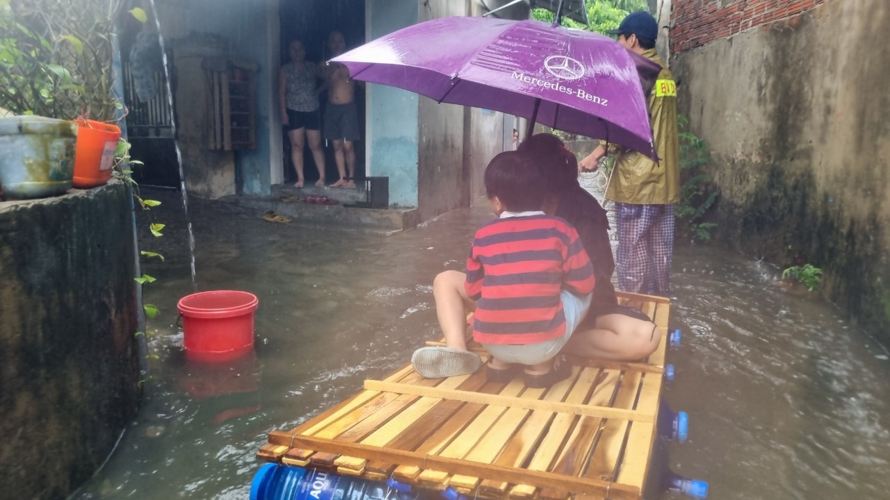 Trẻ em phải dùng ghe tự chế để ra khỏi khu dân cư