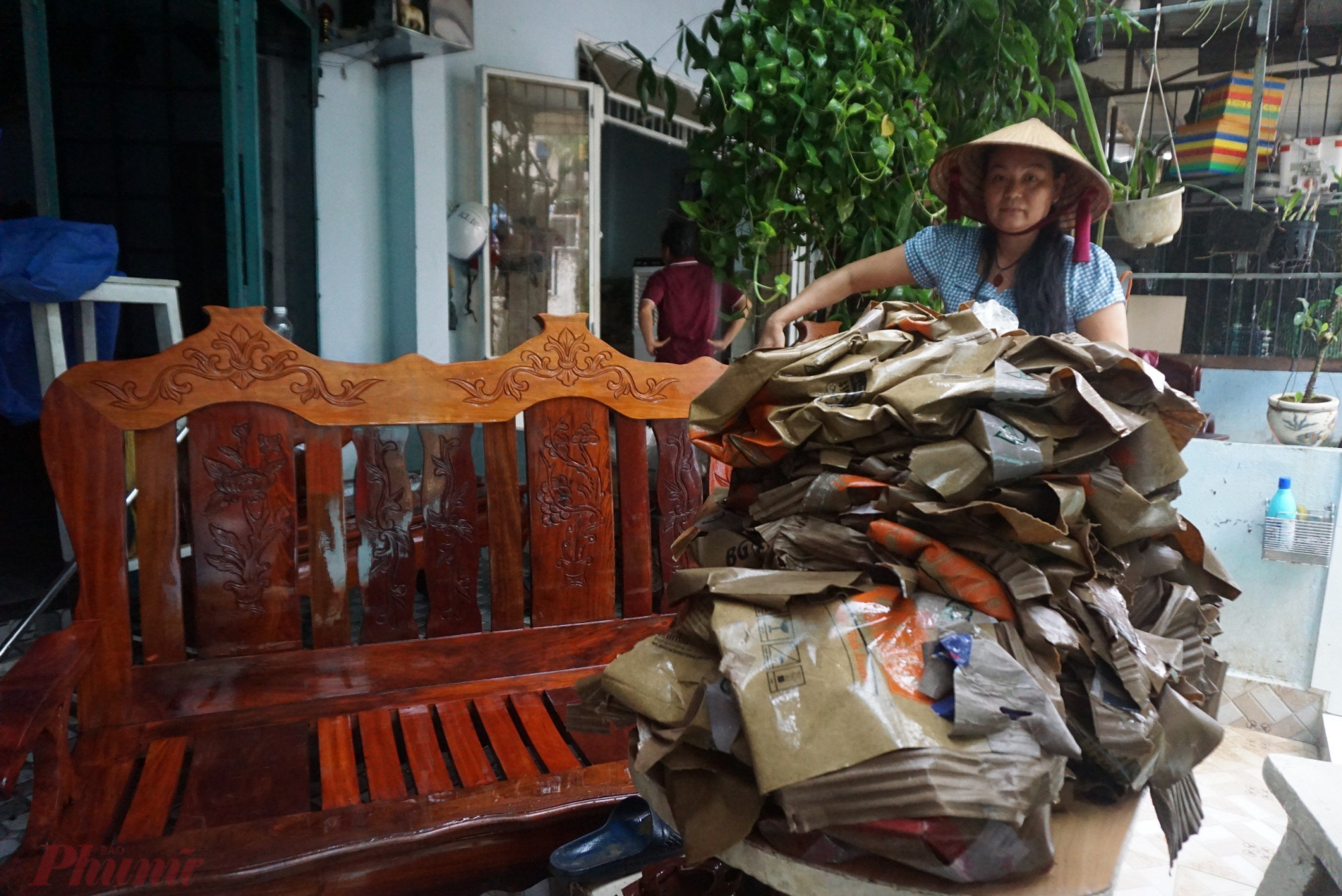 Vì vậy, người dân tranh thủ dọn dẹp nhà để đề phòng một đợt ngập lụt khác