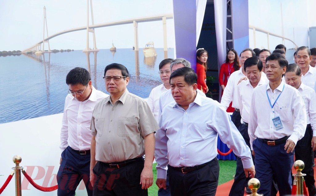 Thủ tướng Chính phủ Phạm Minh Chính cùng lãnh đạo trung ương và địa phương đến dự lễ khởi công cầu Đại Ngãi