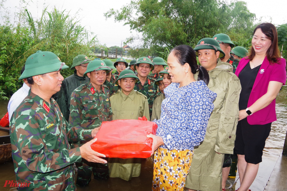 Những ngày qua, do ảnh hưởng của mưa lớn kéo dài đã làm xóm Đảo, thôn Thủ Lễ 2, xã Quảng Phước, huyện Quảng Điền bị nước ngập rất cao, chia cắt gần như hoàn toàn, có nhiều gia đình nước đã tràn vào trong nhà, đường sá bị ngập lụt giao thông không thể đi lại. Toàn xóm Đào có 32 hộ dân, với 118 nhân khẩu sinh sống, điều kiện hết sức khó khăn. 