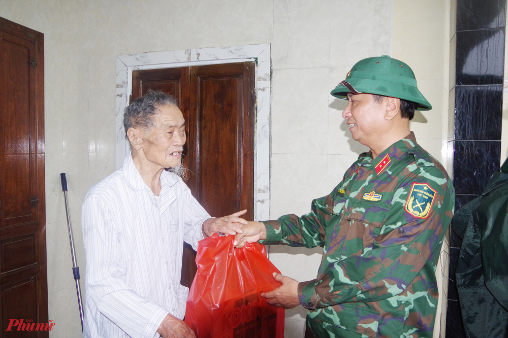 Đồng chí Trung tướng Hà Thọ Bình, Tư lệnh Quân khu 4 thăm động viên và tặng quà gia đình người dân bị ảnh hưởng do mưa, lũ tại xóm Đảo, thôn Thủ Lễ 2, xã Quảng Phước, huyện Quảng Điền.