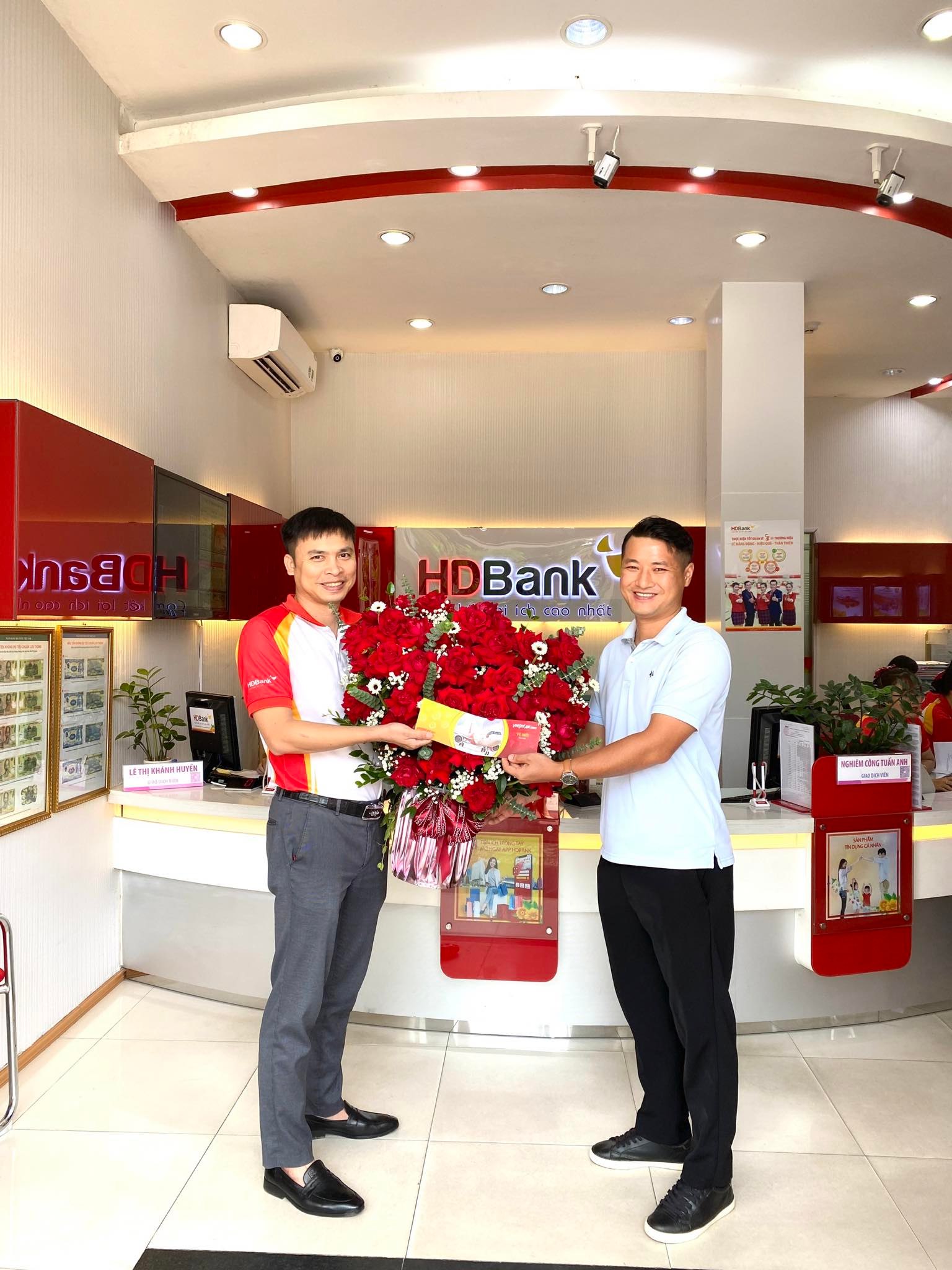 Khách hàng Nguyễn Văn Quỳnh, một khách hàng đến từ Hải Dương nhận vé bay khứ hồi 0 đồng - Ảnh: HDBank