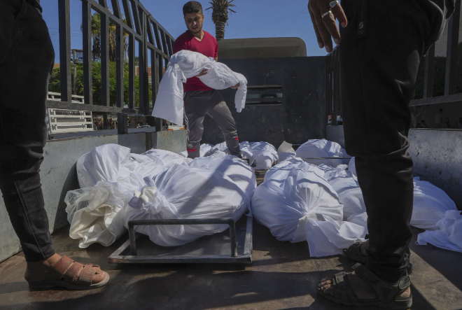 Bệnh viện Shifa ở thành phố Gaza, bệnh viện lớn nhất vùng lãnh thổ, cho biết họ sẽ chôn 100 thi thể trong một ngôi mộ tập thể như một biện pháp khẩn cấp sau khi nhà xác quá tải . Hàng chục ngàn người tìm kiếm sự an toàn đã tập trung tại khuôn viên bệnh viện. Gaza vốn đã rơi vào cuộc khủng hoảng nhân đạo do tình trạng thiếu nước và vật tư y tế ngày càng tăng do cuộc bao vây của Israel. Philippe Lazzarini, người đứng đầu cơ quan Liên hợp quốc về người tị nạn Palestine, cho biết: “Một thảm họa nhân đạo chưa từng có đang diễn ra trước mắt chúng tôi”. 