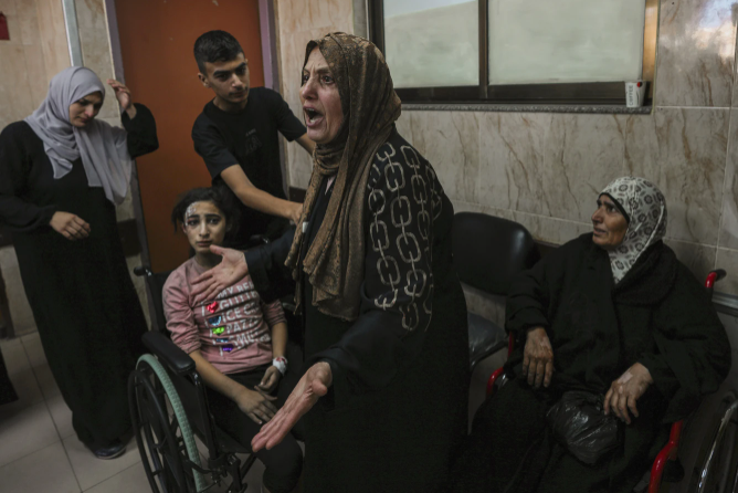 Juliette Touma, người phát ngôn của cơ quan tị nạn Palestine của Liên hợp quốc, cho biết khoảng 500.000 người, gần 1/4 dân số Gaza, đang trú ẩn tại các trường học của Liên hợp quốc và các cơ sở khác trên lãnh thổ, nơi nguồn cung cấp nước đang cạn kiệt. “Gaza đang cạn kiệt,” cô nói. Cơ quan này cho biết ước tính khoảng 1 triệu người đã phải di dời ở Gaza chỉ trong một tuần.Nguồn cung cấp thực phẩm, nước uống và thuốc men cho khu vực này đang cạn kiệt. Các bệnh viện cho biết họ đang trên bờ vực sụp đổ và không thể đáp ứng yêu cầu sơ tán bệnh nhân của Israel. Hơn một tuần các cuộc không kích tàn khốc của Israel đã phá hủy toàn bộ khu vực lân cận nhưng không thể ngăn chặn được việc phiến quân bắn tên lửa vào Israel.