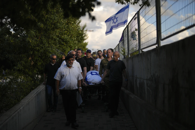 Những người đưa tang hôm Chủ nhật đã treo cờ Israel lên thi thể của Antonio Macías, người đã chết khi Hamas tiến hành cuộc tấn công vào hàng nghìn người Do Thái ở miền nam Israel. Và ở những nơi khác, những đứa trẻ đủ nhỏ để một người có thể bế mà không tốn nhiều công sức nằm trong số những người chết được chất lên một chiếc xe tải bên ngoài Bệnh viện al-Aqsa ở Deir el-Balah, trung tâm Dải Gaza. Một người phụ nữ chỉ mang theo vài gói khi chạy trốn trong thời gian bắt đầu cuộc sơ tán tự nguyện khỏi thị trấn Sderot phía nam Israel, nằm gần biên giới với Dải Gaza, trước một cuộc tấn công trên bộ dự kiến. Một đám đông người Palestine tuyệt vọng tìm mua bánh mì tại một tiệm bánh ở Khan Younis, Dải Gaza. Israel đang ngăn chặn việc vận chuyển hàng hóa từ Ai Cập tới 2,3 triệu người dân Gaza.