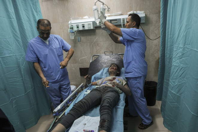 ác bệnh viện ở Gaza dự kiến sẽ hết nhiên liệu máy phát điện trong vòng hai ngày, gây nguy hiểm đến tính mạng của hàng nghìn bệnh nhân, theo Liên hợp quốc, nhà máy điện duy nhất của Gaza đã ngừng hoạt động vì thiếu nhiên liệu sau khi Israel phong tỏa hoàn toàn 40 km (25). -mile) lãnh thổ dài sau cuộc tấn công của Hamas. Tại bệnh viện Nasser, ở thị trấn Khan Younis phía nam, các phòng chăm sóc đặc biệt chật cứng bệnh nhân bị thương, hầu hết là trẻ em dưới 3 tuổi. Hàng trăm người bị thương nặng do vụ nổ đã đến bệnh viện, nơi dự kiến sẽ cạn kiệt nhiên liệu. Tiến sĩ Mohammed Qandeel, một nhà tư vấn tại khu phức hợp chăm sóc quan trọng cho biết sẽ ra ngoài vào thứ Hai. Có 35 bệnh nhân trong ICU cần máy thở và 60 bệnh nhân khác đang chạy thận nhân tạo. Ông nói, nếu hết nhiên liệu, điều đó có nghĩa là toàn bộ hệ thống y tế sẽ ngừng hoạt động, trong khi những đứa trẻ rên rỉ vì đau đớn ở phía sau. Tất cả những bệnh nhân này đều có nguy cơ tử vong nếu điện bị cắt.