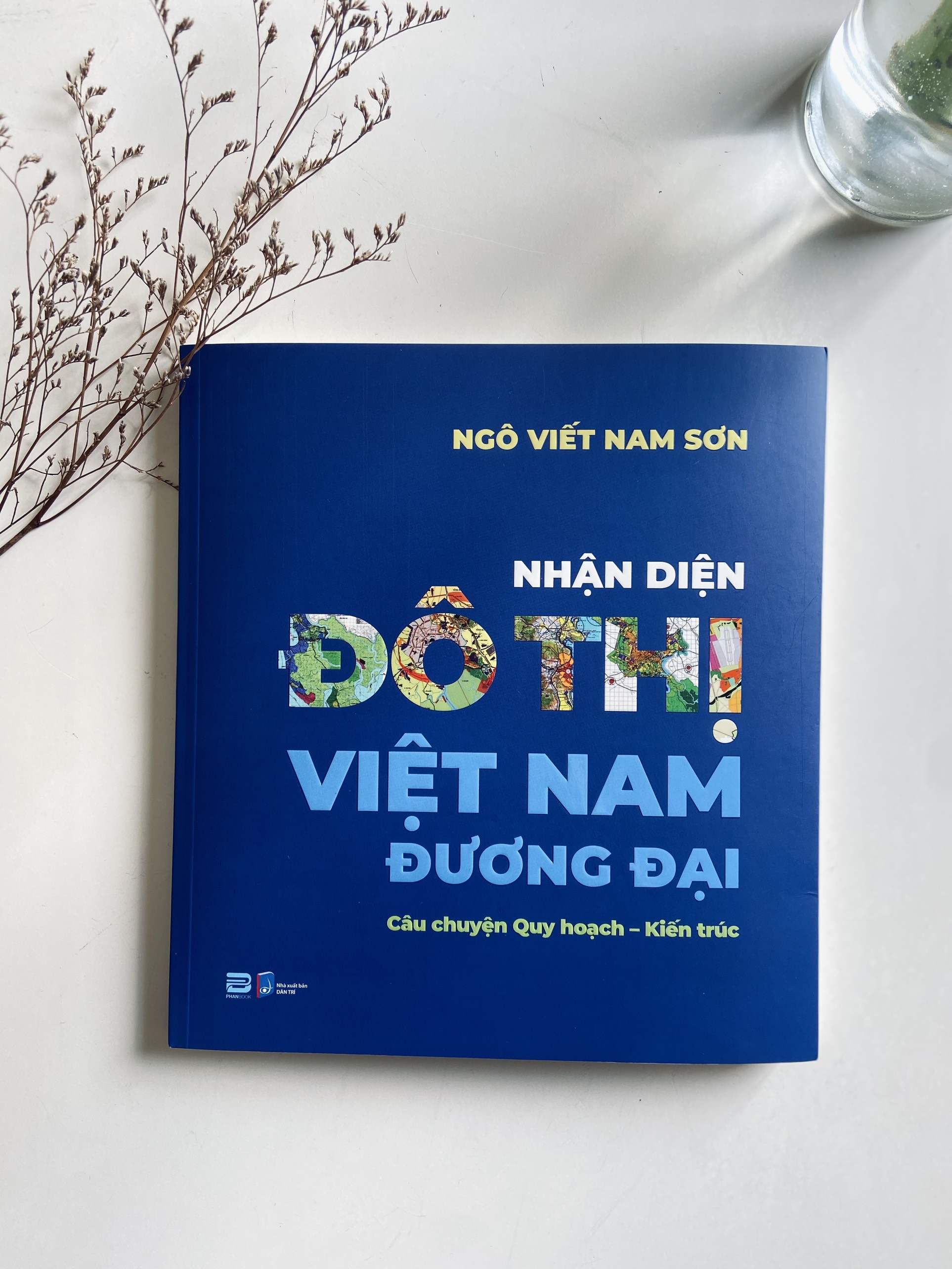 'Sách đưa ra một bức tranh sống động, một sự nhận diện thấu đáo những chân dung, căn tính đô thị Việt Nam... - trích bìa 4 tác phẩm. Ảnh: Phanbook