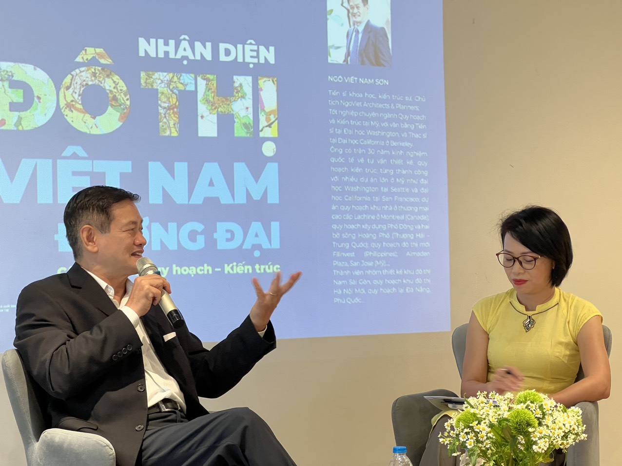 Kiến trúc sư Ngô Viết Nam Sơn và Phó Giáo sư, Tiến sĩ, kiến trúc sư Nguyễn Hạnh Nguyên tại buổi trò chuyện về sách