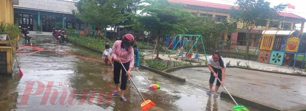 Dù công việc gai đình cùng bận rộn, có cô phải dọn nhà xong đã chạy sang trường dọn lụt dù vất vả nhưng các cô ai cũng có tinh thần trách nhiệm với nơi mình đang công tác, giảng dạy