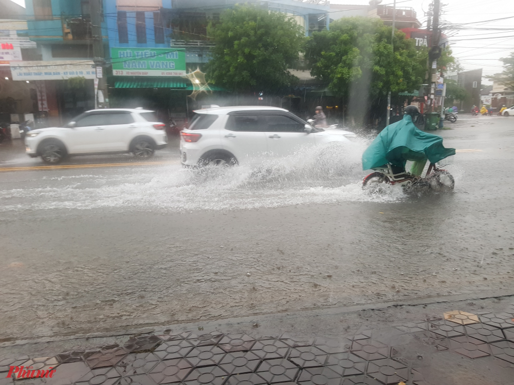 TP. Quảng Ngãi cũng xuất hiện nhiều điểm ngập - ảnh Thanh Vạn