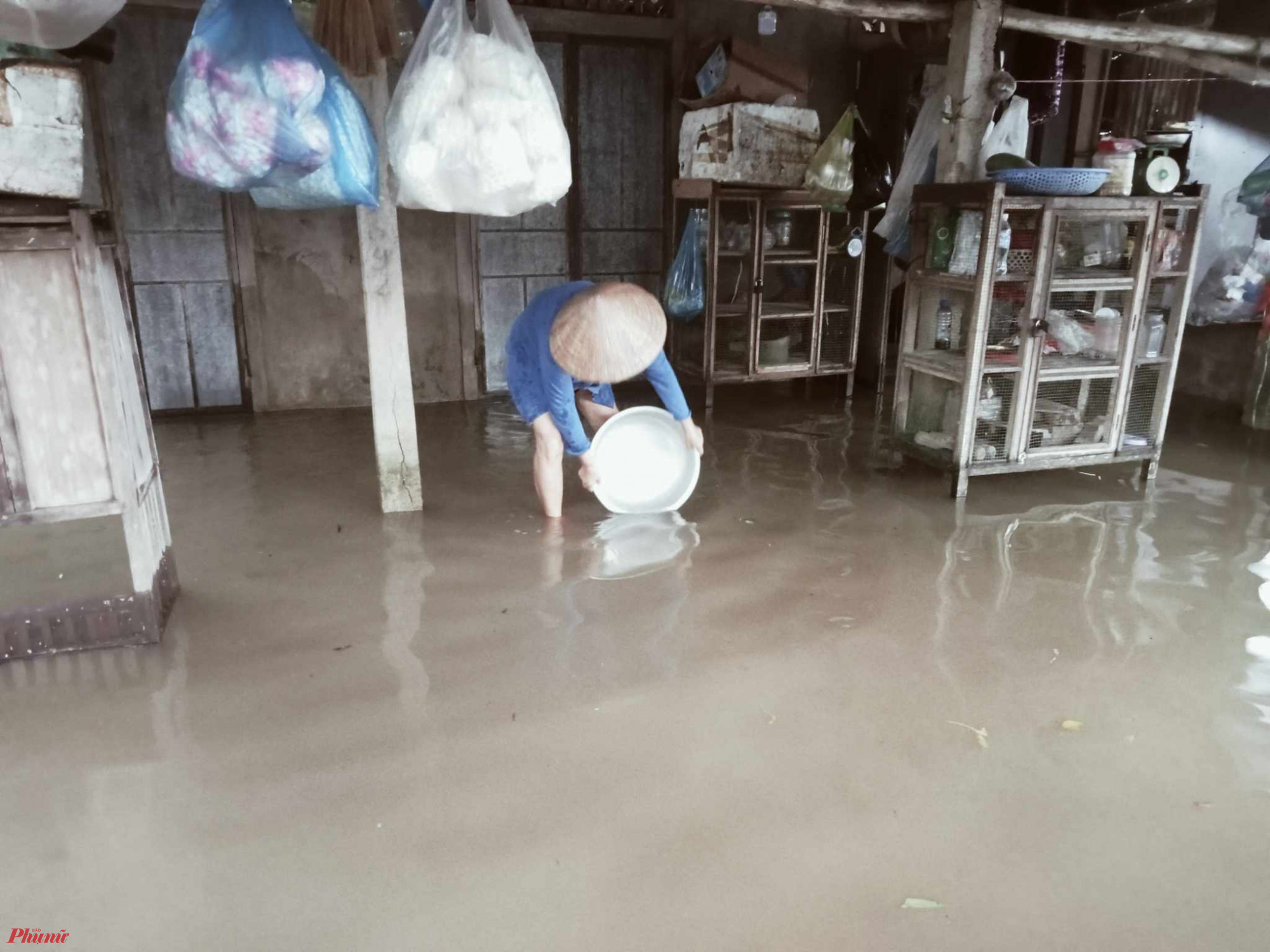 Người dân vất vả sống chung cùng lũ - Ảnh: Thuận Hóa