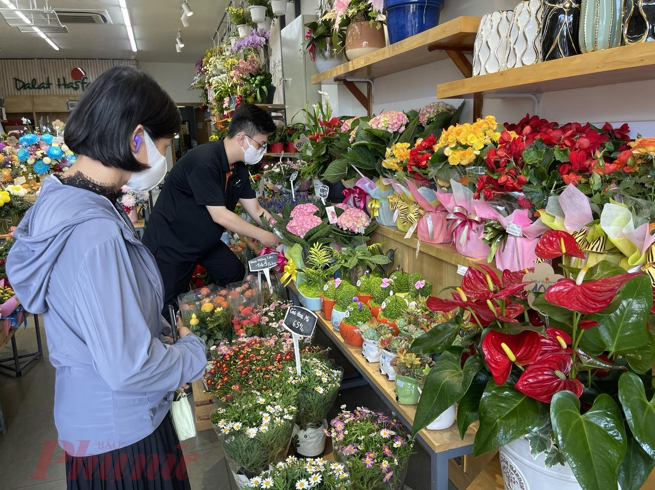 Lượng hoa tươi cung ứng dịp Lễ 20/10 tại các cửa hàng hiện tăng gấp 2 - 3 lần so với ngày thường - Ảnh: Nguyễn Cẩm