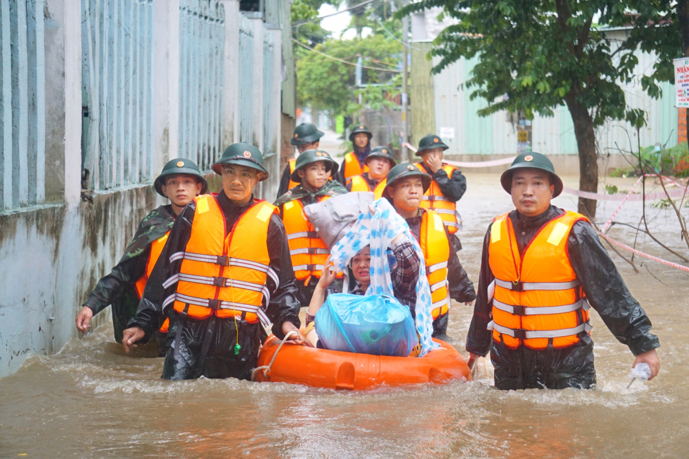 Quân đội hỗ trợ di dời người dân ở khu vực cống Khe Cạn, quận Thanh Khê, TP Đà Nẵng do ngập sâu - Ảnh: Lê Đình Dũng