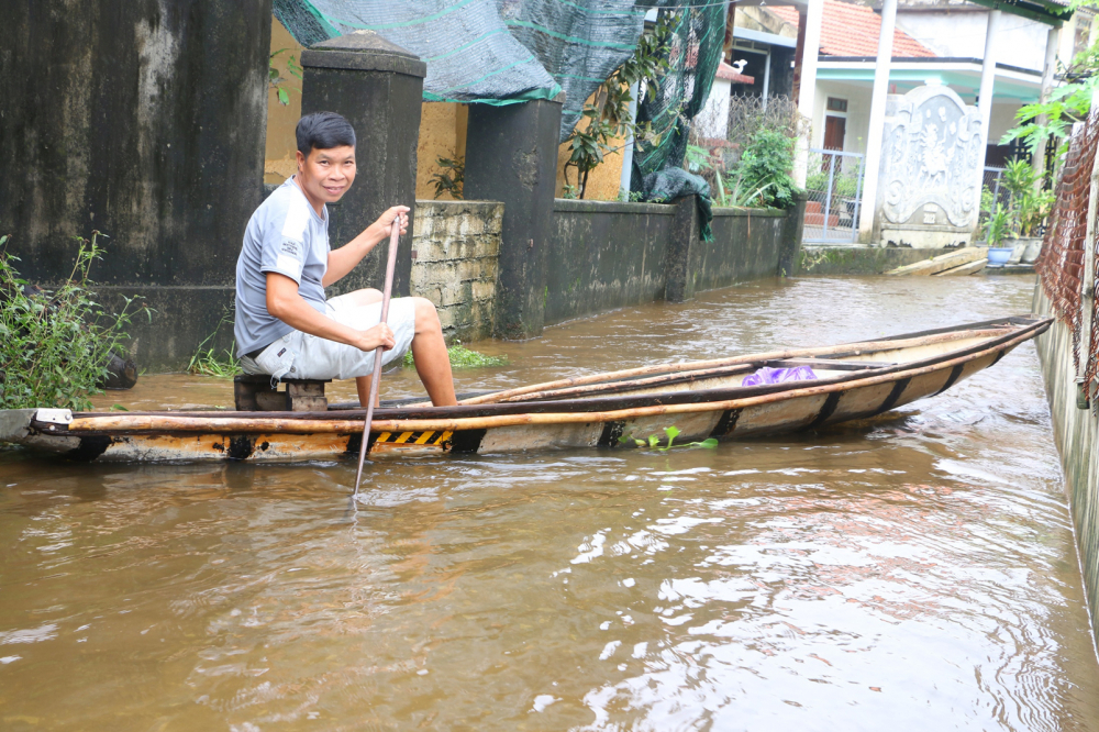 Xóm Đảo, xã Quảng Phước, huyện Quảng Điền, tỉnh Thừa Thiên - Huế bị ngập 6 ngày liền, giao thông bị chia cắt - Ảnh: Thuận Hóa