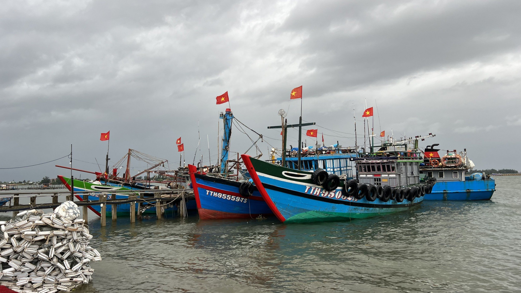 Tàu thuyên neo đậu an toàn tại cảng cá Thuận An chiều 17/10