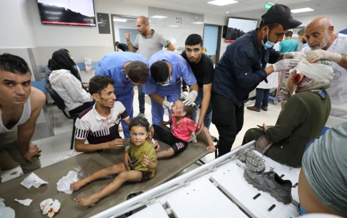 Trẻ em Palestine bị thương trong các cuộc không kích của Israel được đưa đến Bệnh viện al-Shifa ở Thành phố Gaza [Ảnh Ali Mahmoud/AP]