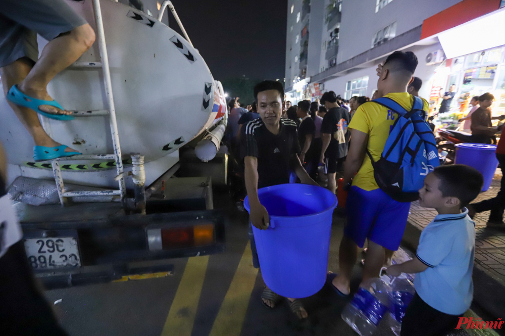 Anh Nguyễn Tề Thuỷ (HH02, KĐT Thanh Hà) nói: 'Đây đã là ngày thứ 2 khu chúng tôi chưa có nước trở lại, có một toà chỉ mở lại nước khoảng 15 phút rồi lại cắt nước tiếp. Những ngày qua, sinh hoạt của cả khi rất khó khăn. May là 2 ngày hôm nay có nhiều xe nước tới để cứu trợ người dân đủ để cầm cự trong ngày'.