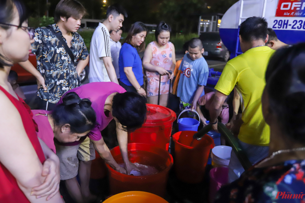 Những ngày qua, Dân phải cắt cử người ở nhà, thậm chí một số gia đình luân phiên xin nghỉ việc để khi hay tin có xe chở nước tới, xô chậu lập tức chờ sẵn dưới khu vực tầng 1 để mang nước lên, kể cả lúc nửa đêm.